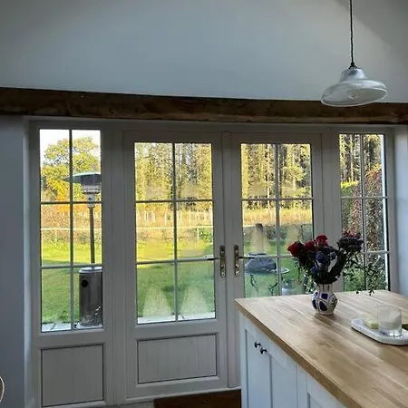 Favour Royal - Dog Friendly Forest Escape *